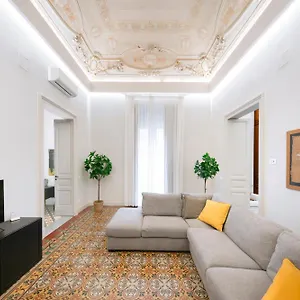 https://palazzo-mirone-suite-apartments-centro.catania-hotels.net